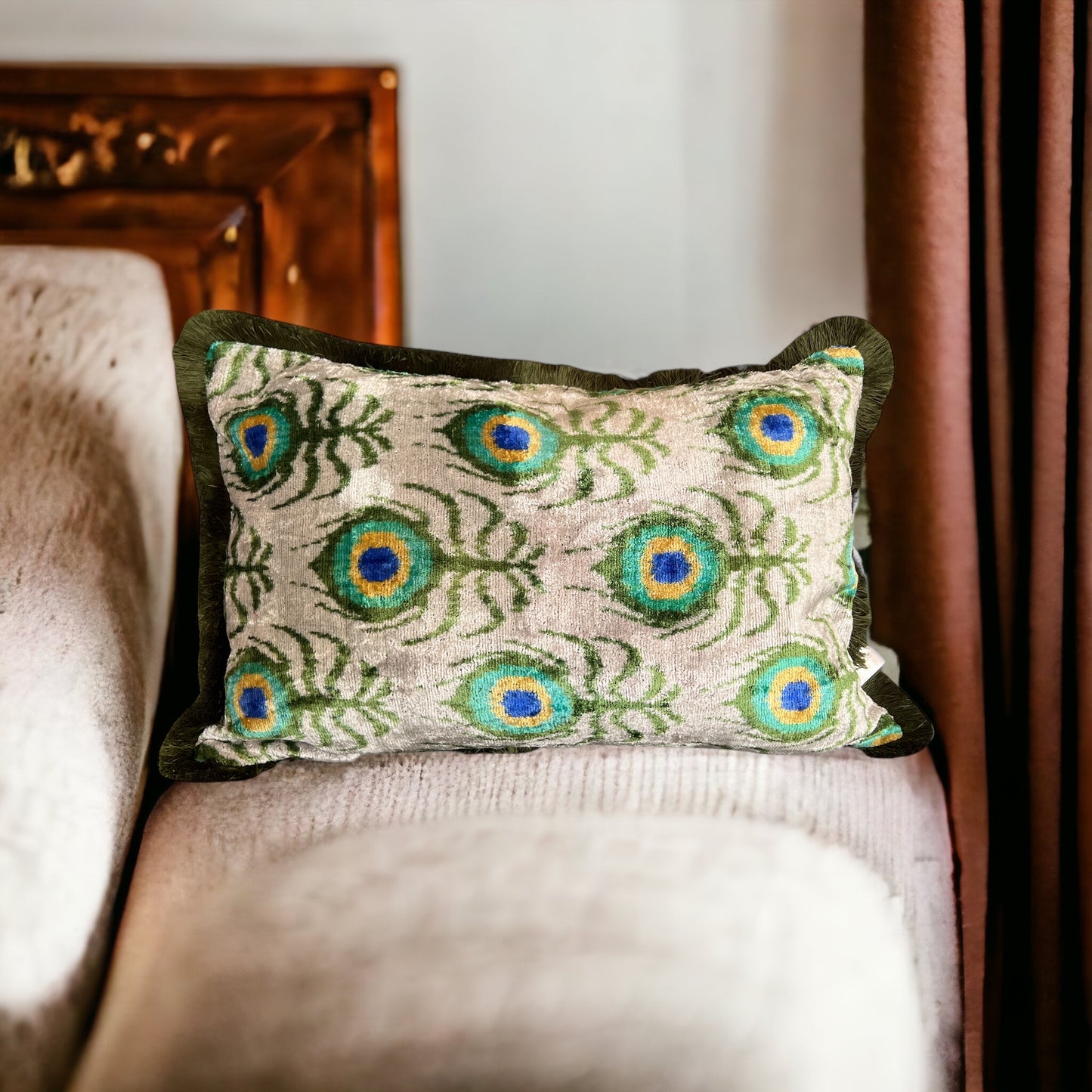 Cuscino in velluto di seta ikat con frange
