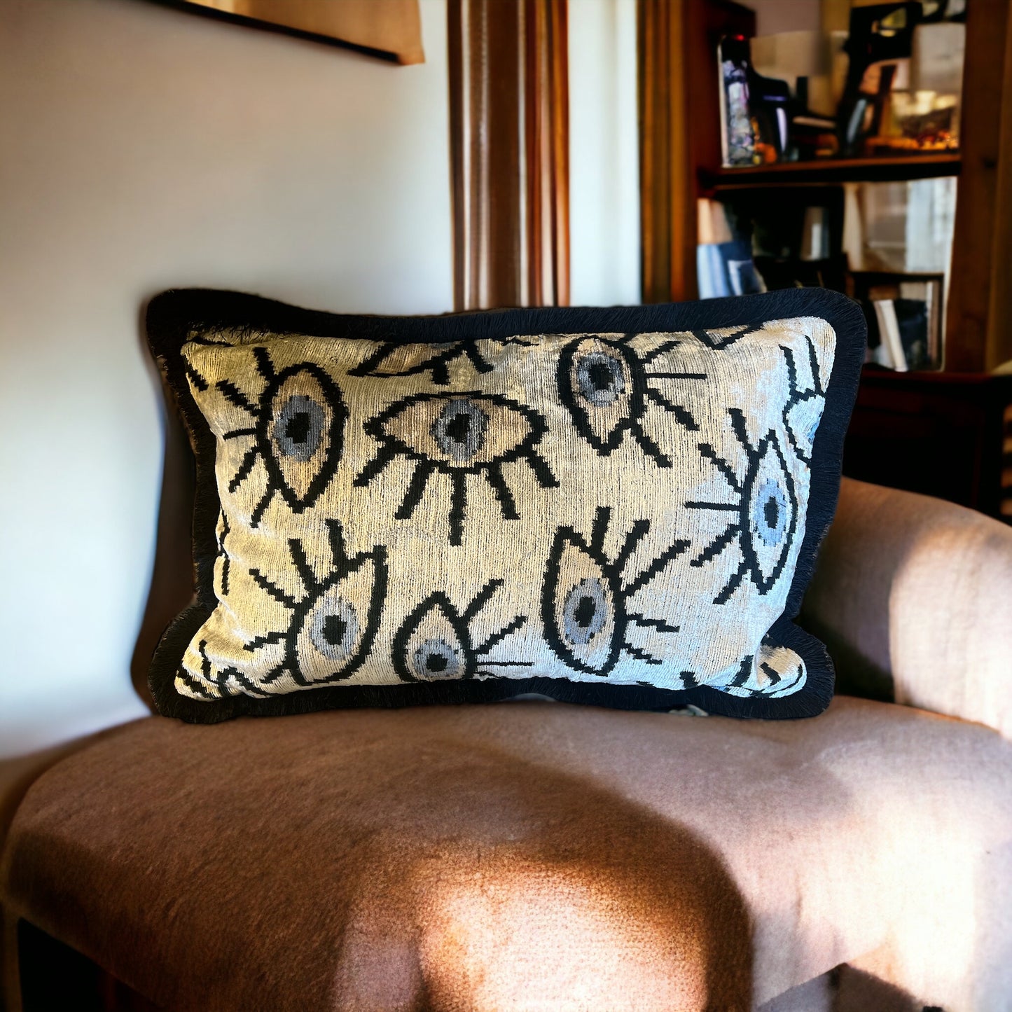 Cuscino in velluto di seta ikat con frange