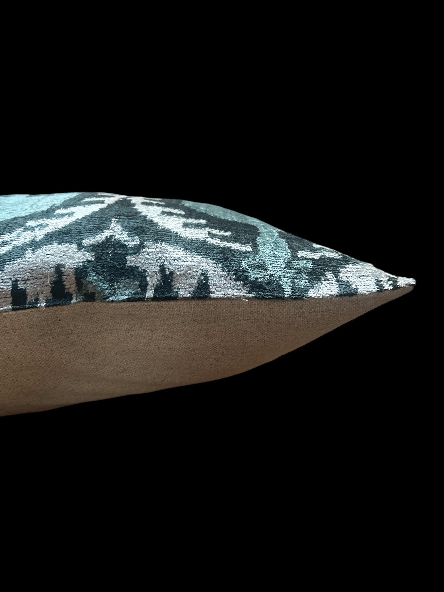 Cuscino in velluto di seta Ikat e lino