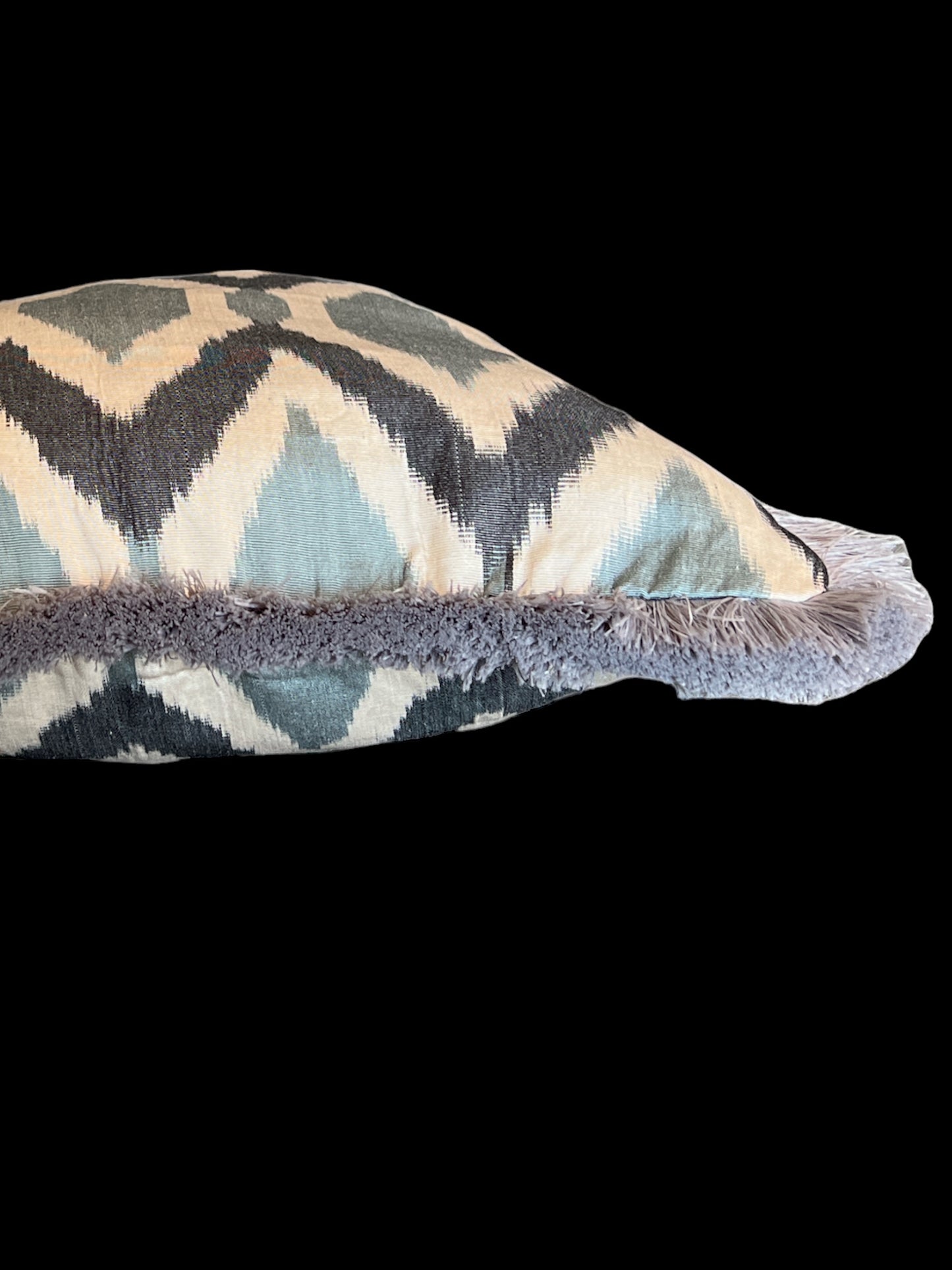 Cuscino in pura seta ikat con frange