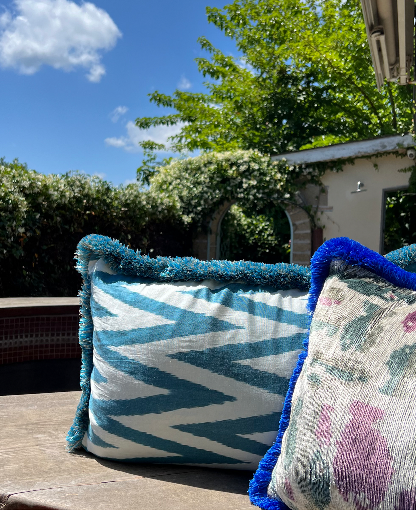 Cuscino in pura seta ikat con frange
