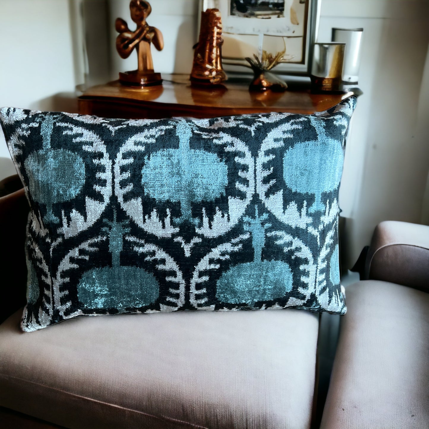 Cuscino in velluto di seta Ikat e lino