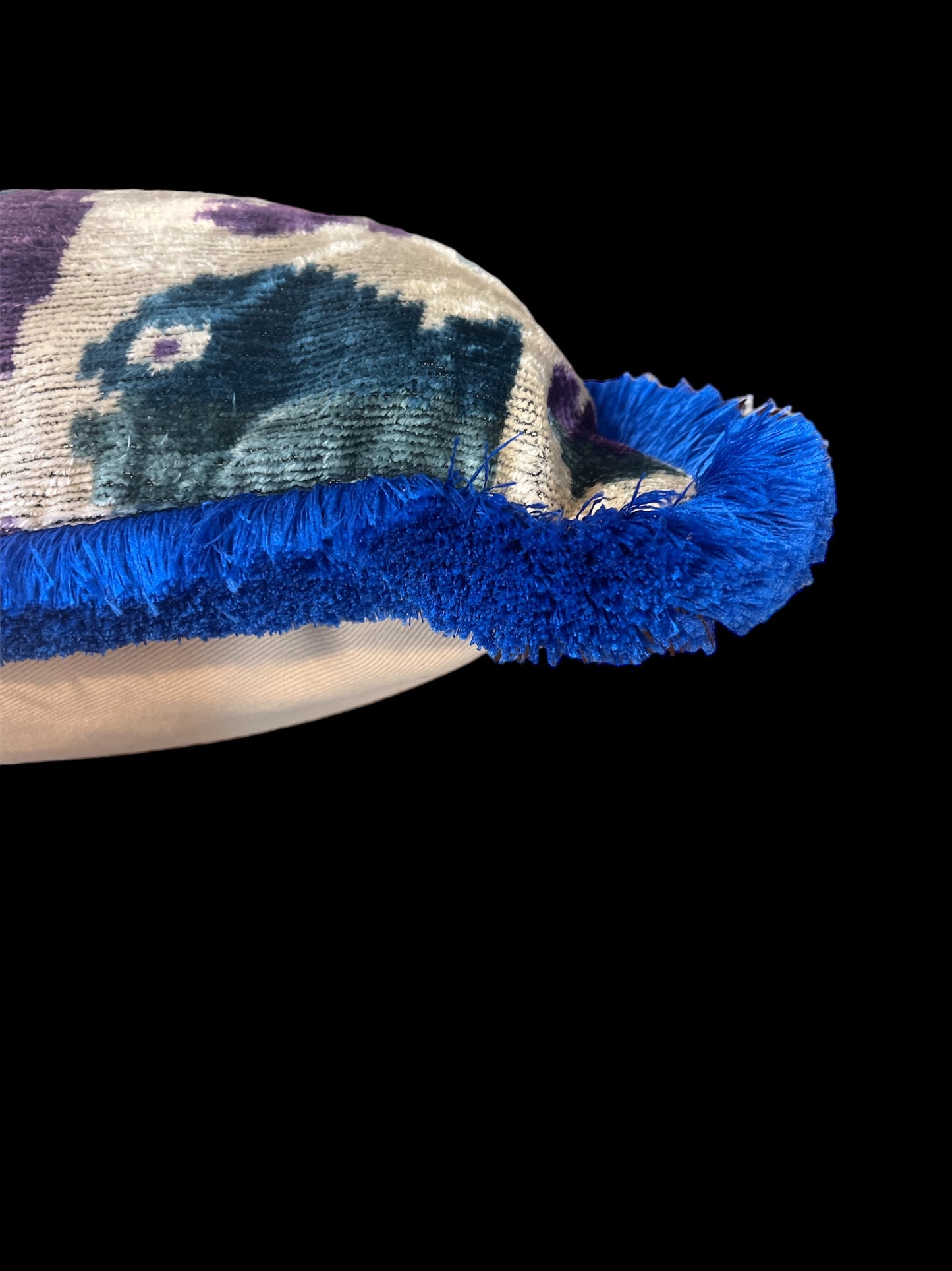 Cuscino in velluto di seta ikat con frange