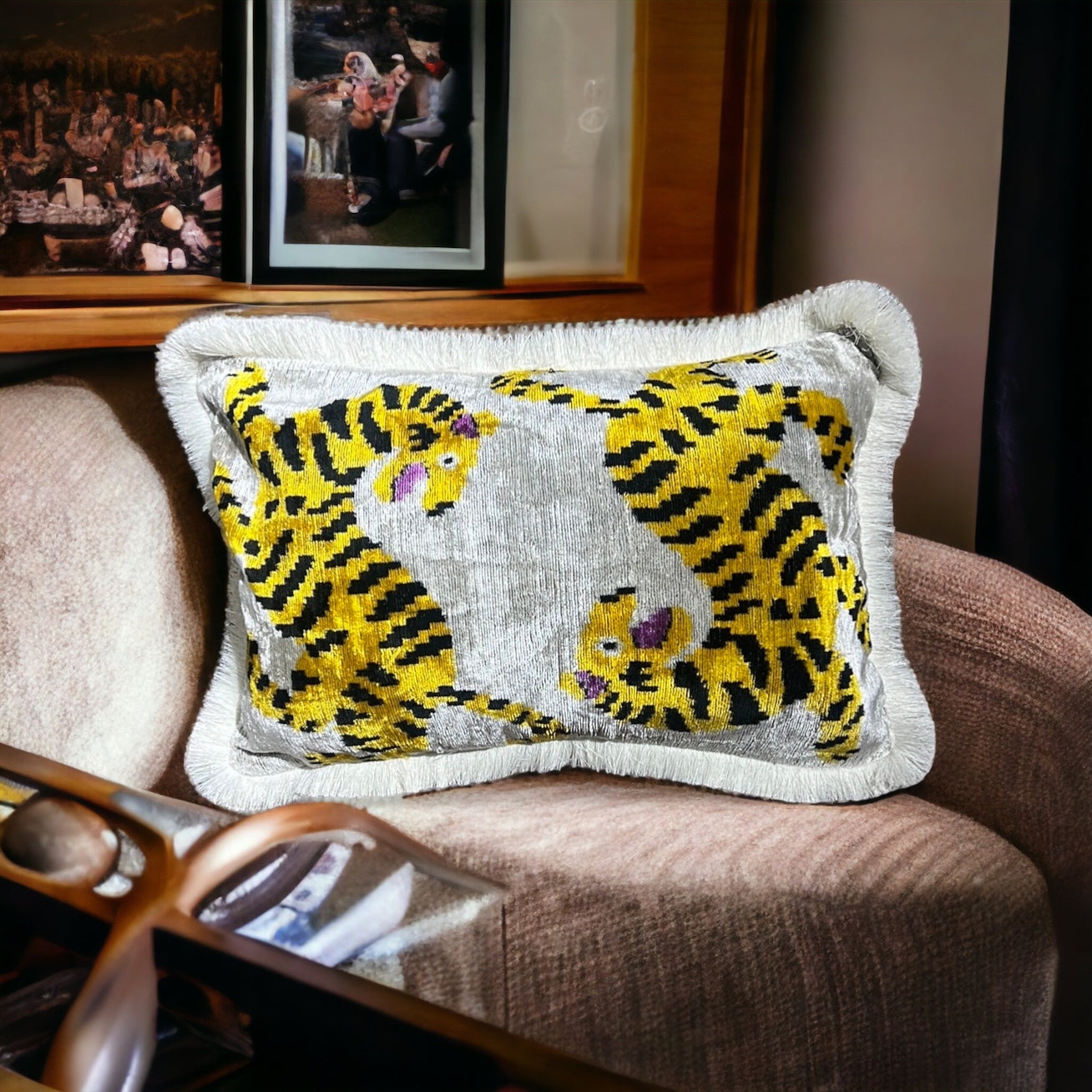 Cuscino in velluto di seta ikat con frange