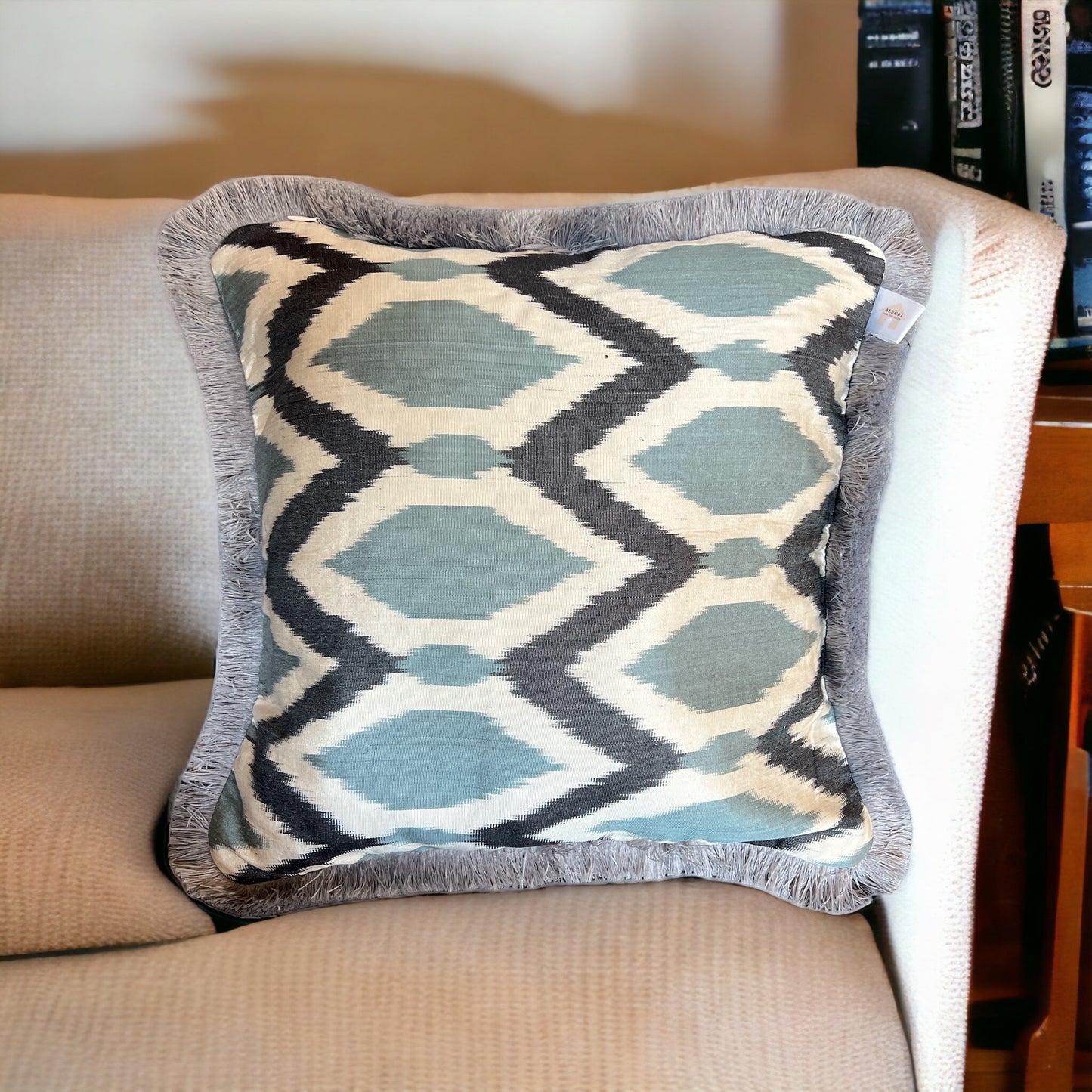 Cuscino in pura seta ikat con frange