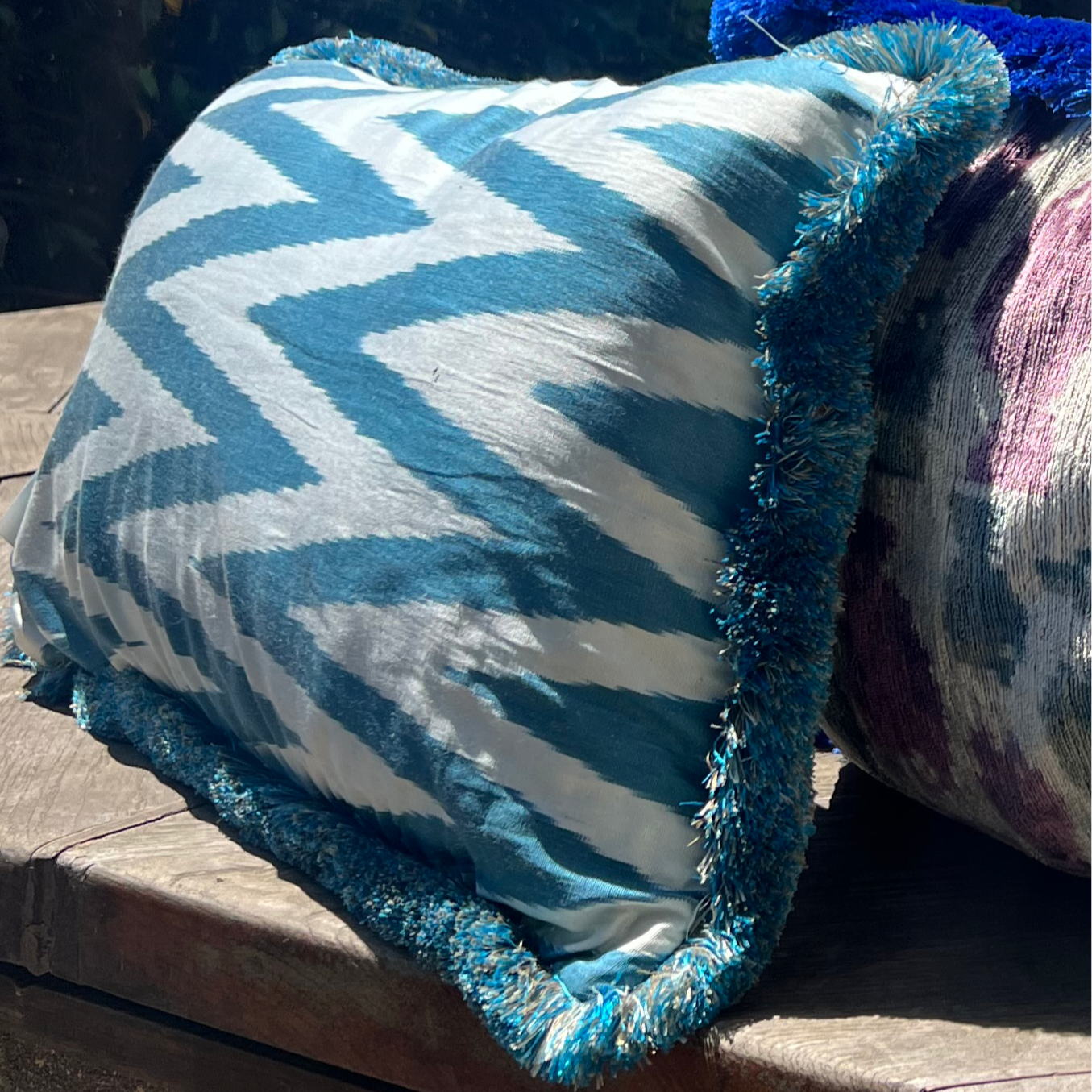 Cuscino in pura seta ikat con frange