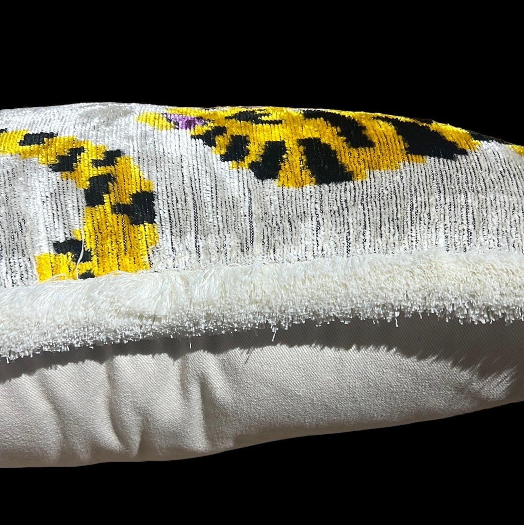 Cuscino in velluto di seta ikat con frange